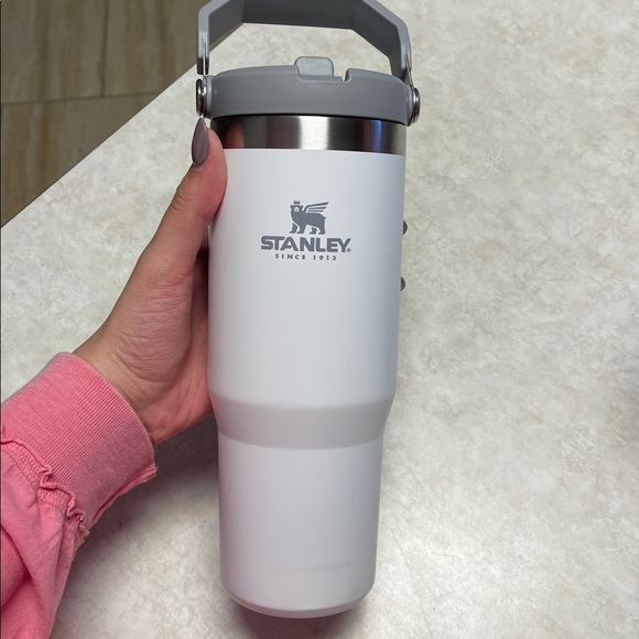 Stanley 30oz/887mL ice flow flip straw bottle - Picture 5 of 9